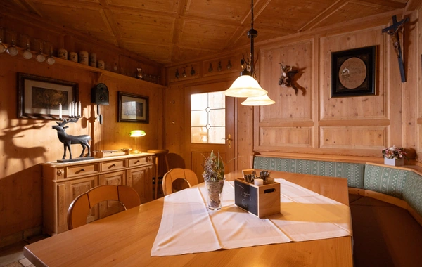 Holzvert&auml;felte Stube mit gedecktem Tisch
